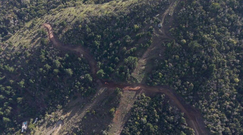 Construcción de camino en el Cerro La Higuera, Zapallar Creditos: Tánana Estudio