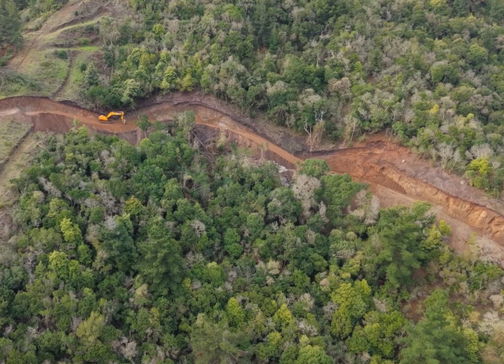 Construcción de camino en el Cerro La Higuera, Zapallar Creditos: Tánana Estudio