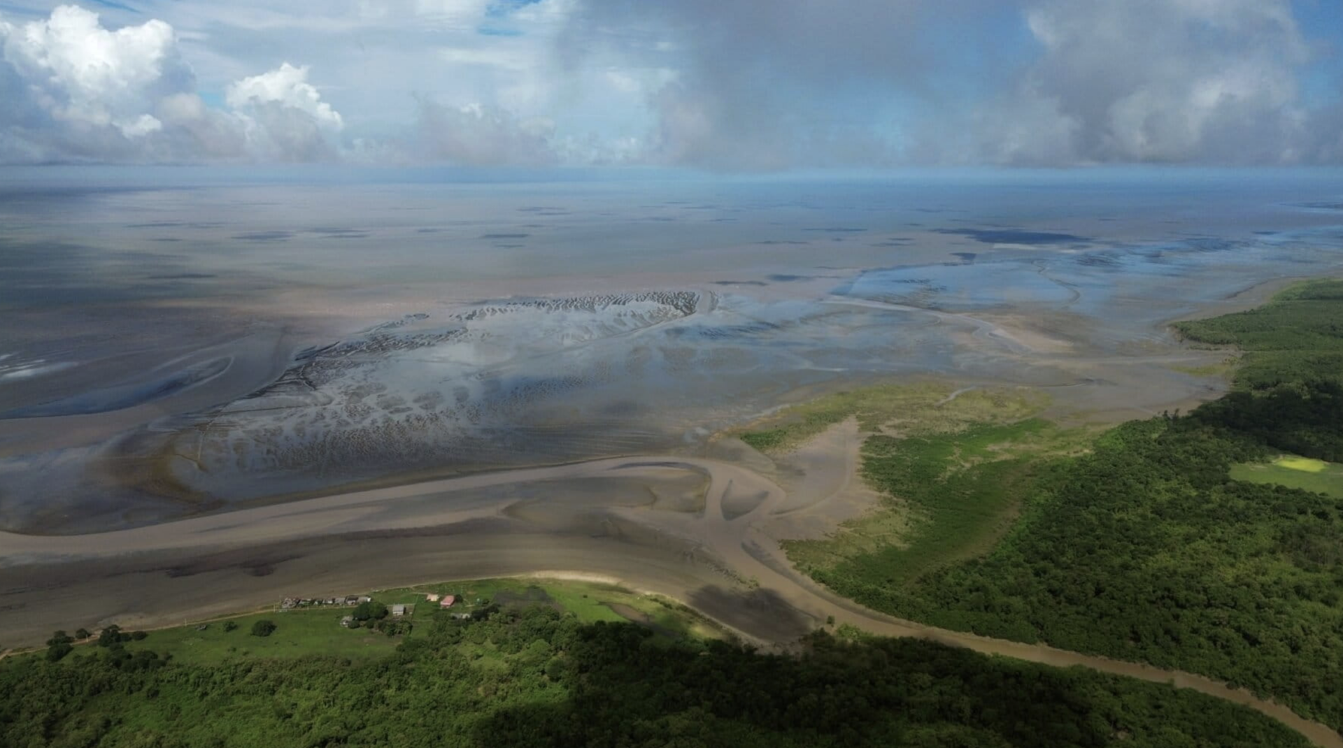 El Atlántico avanza hacia la costa y cambia la vida en la desembocadura del Amazonas