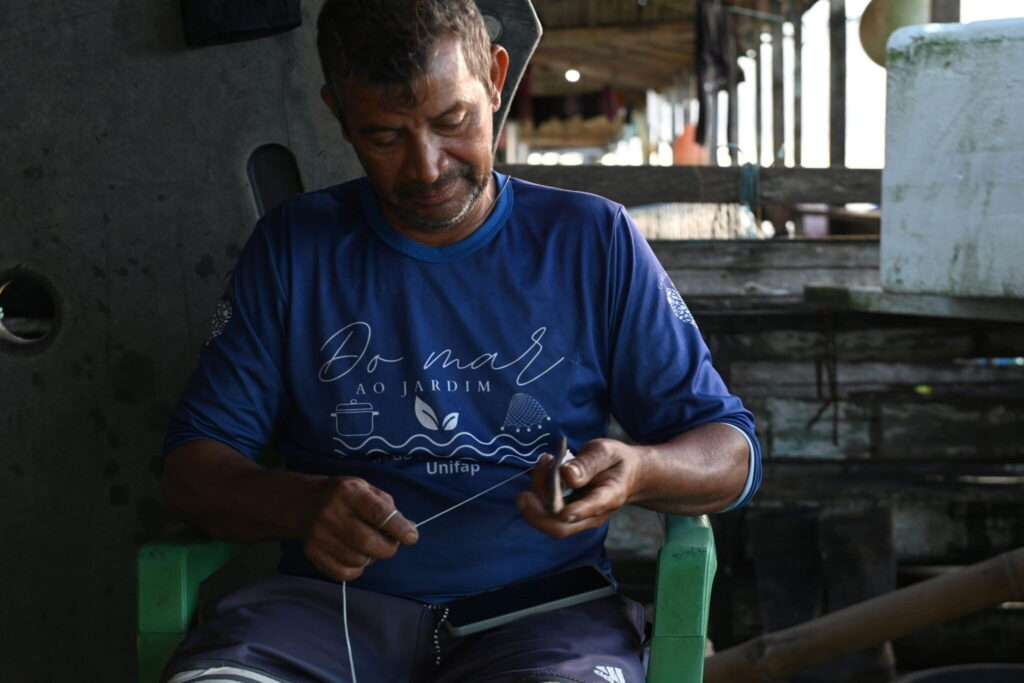 Osiel Barbosa Balieiro, conocido como «Bicudinho», vive desde hace 32 años en Goiabal y ha sido testigo del rápido avance de las mareas. Foto: Luis Ushirobira