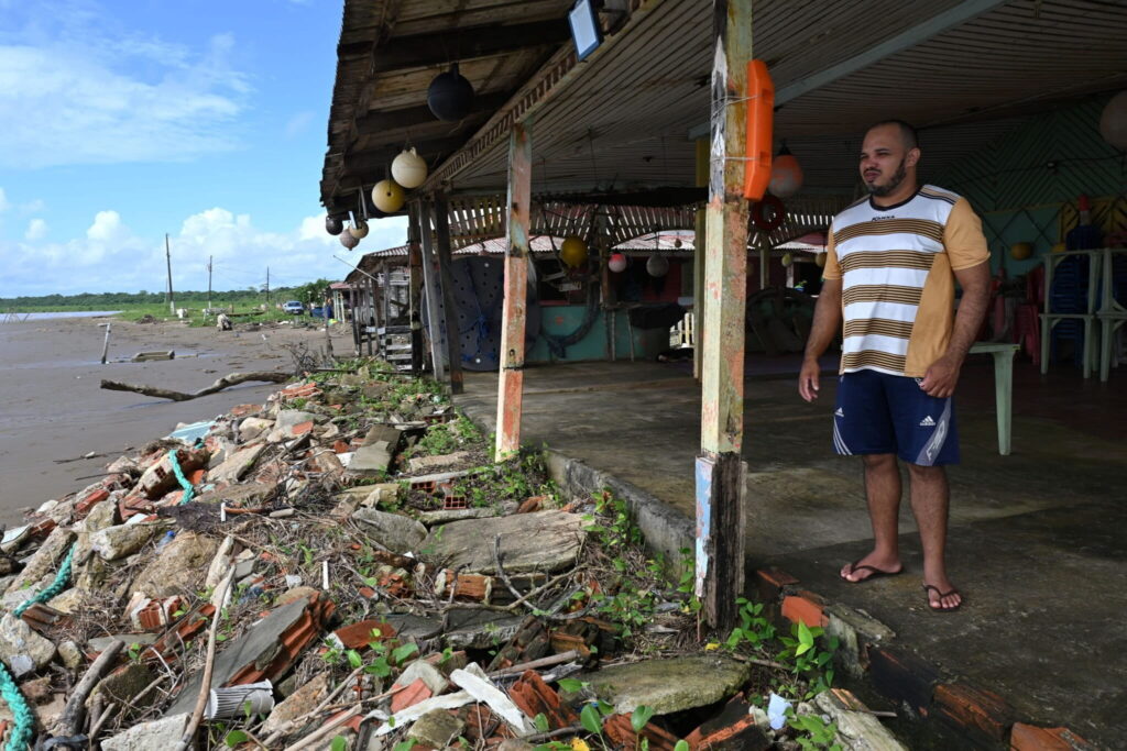 Thiago Monteiro de Lima es dueño de uno de los pocos negocios en la playa de Goiabal. Muestra la terraza destruida por el mar. Foto: Luis Ushirobira
