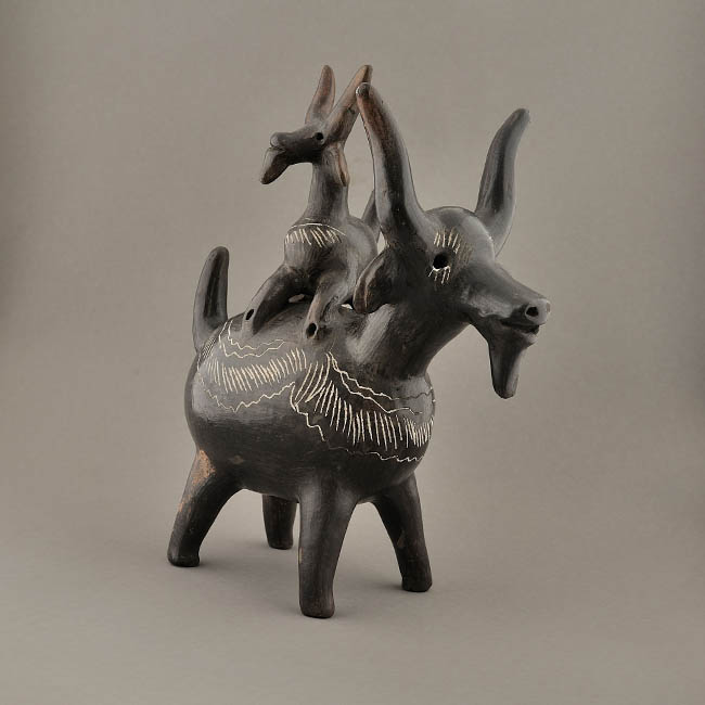 Figurilla - Alfarería de Quinchamalí, disponible en el catálogo de SURDOC (ID [13-964]) del Centro de Documentación de Bienes Patrimoniales
