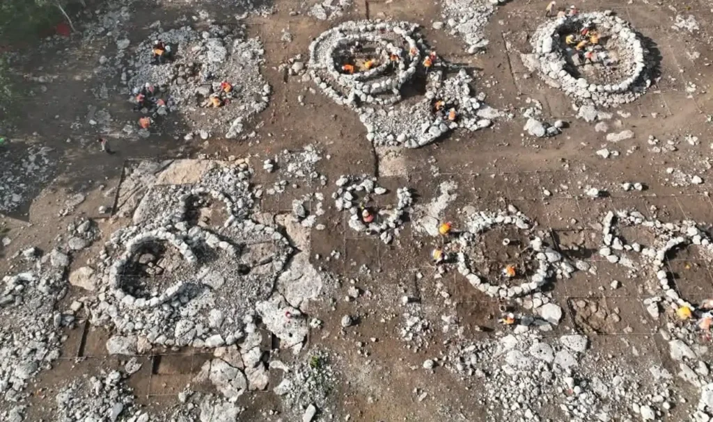 Los restos arquitectónicos de K’oxol Ja’ II corresponden principalmente a antiguas viviendas construidas prácticamente sobre la roca madre. Créditos: INAH
