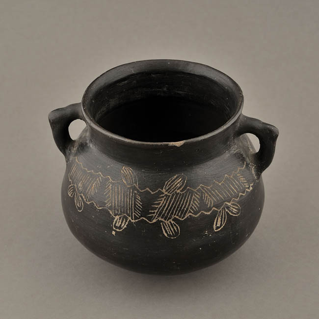 Olla - Alfarería de Quinchamalí, disponible en el catálogo de SURDOC (ID [13-979]) del Centro de Documentación de Bienes Patrimoniales.