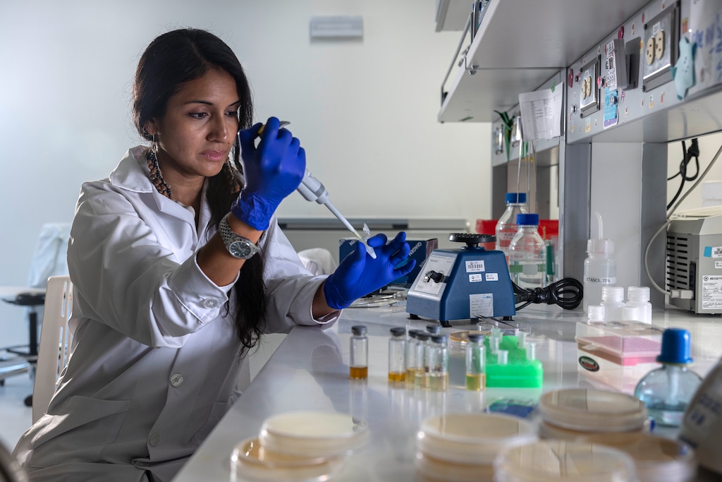 Desde la Universidad Peruana de Ciencias Aplicadas (UPCH), la bióloga química Rosa Vásquez Espinoza estudia las propiedades de productos obtenidos de las abejas sin aguijón. Créditos: Rolex-Sofia Lopez Mañan
