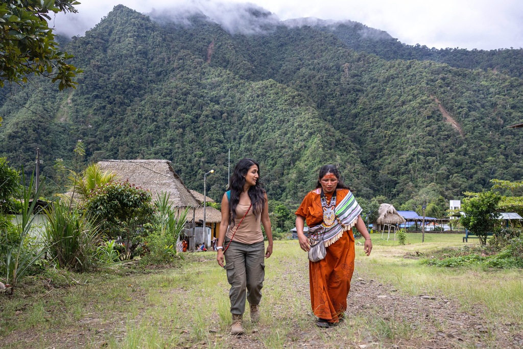 En la Amazonía peruana, Rosa Vásquez Espinoza combina investigación científica y saberes indígenas para estudiar a las abejas sin aguijón y conservar los ecosistemas donde habitan. Créditos: Rolex-Sofia Lopez Mañan