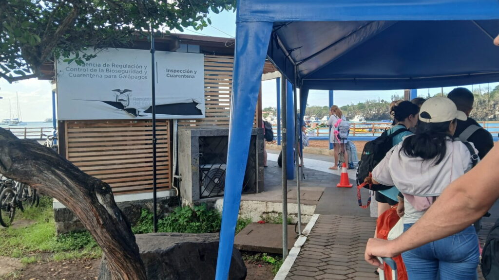 Puesto de control previo al abordaje en puerto, en la isla Santa Cruz. Foto: Diego Cazar Baquero