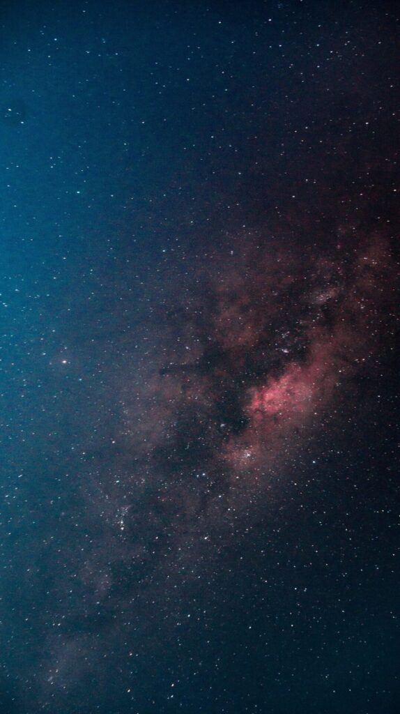 Las estrellas también pueden influir en la posibilidad de vida: su radiación modifica la química de las atmósferas planetarias y puede favorecer o dificultar algunas reacciones relacionadas con la química prebiótica. Créditos: Santiago De Almeida
