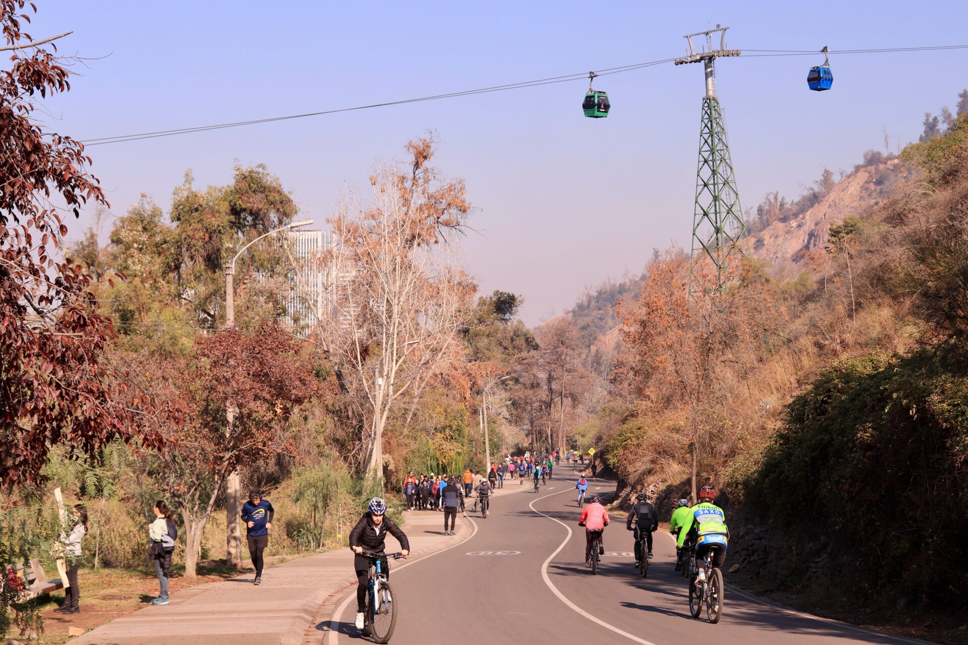 Registro y chaleco reflectante: las nuevas exigencias para ciclistas en el cerro San Cristóbal