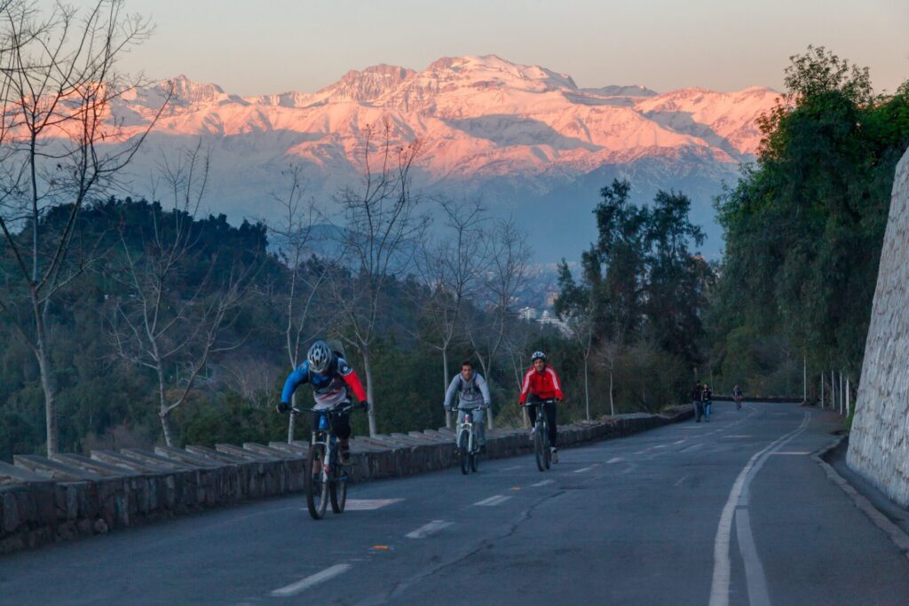 Ciclistas en Cerro San Cristóbal Créditos: Shutterstock