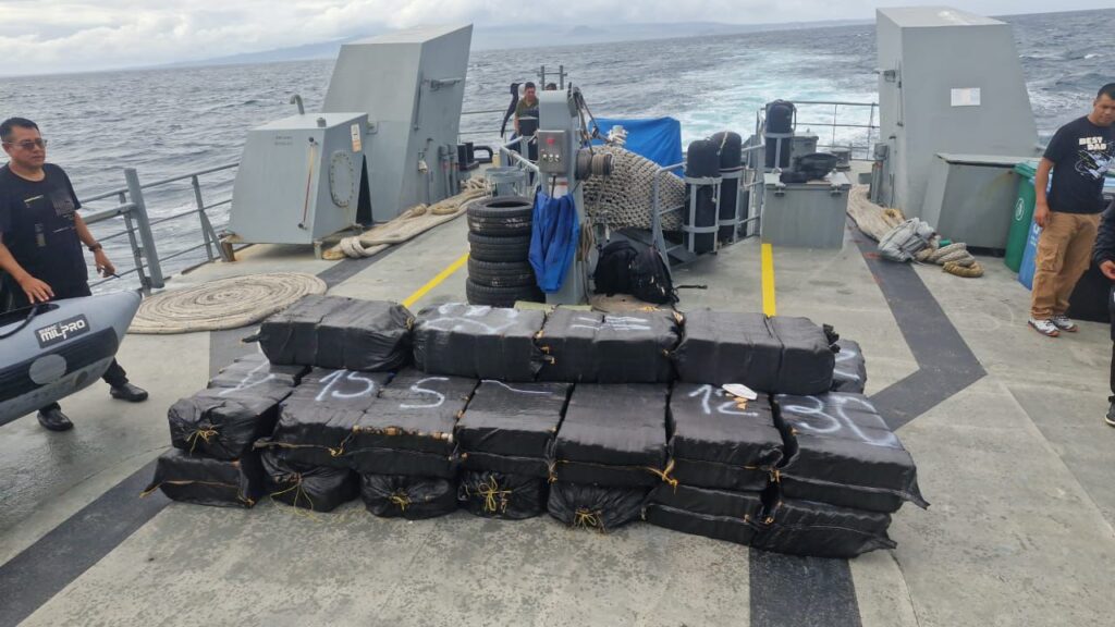 El 25 de junio de 2026, 19 personas fueron transportadas a bordo de la lancha guardacostas Isla Isabela, de la Armada del Ecuador, desde los calabozos de la isla San Cristóbal hacia la isla de Baltra, para luego ser trasladados por la Fuerza Aérea Ecuatoriana (FAE) hacia un centro de reclusión en el continente, donde permanecen mientras son procesados por la justicia bajo sospecha de narcotráfico y tráfico de combustible. Fotos: Armada del Ecuador