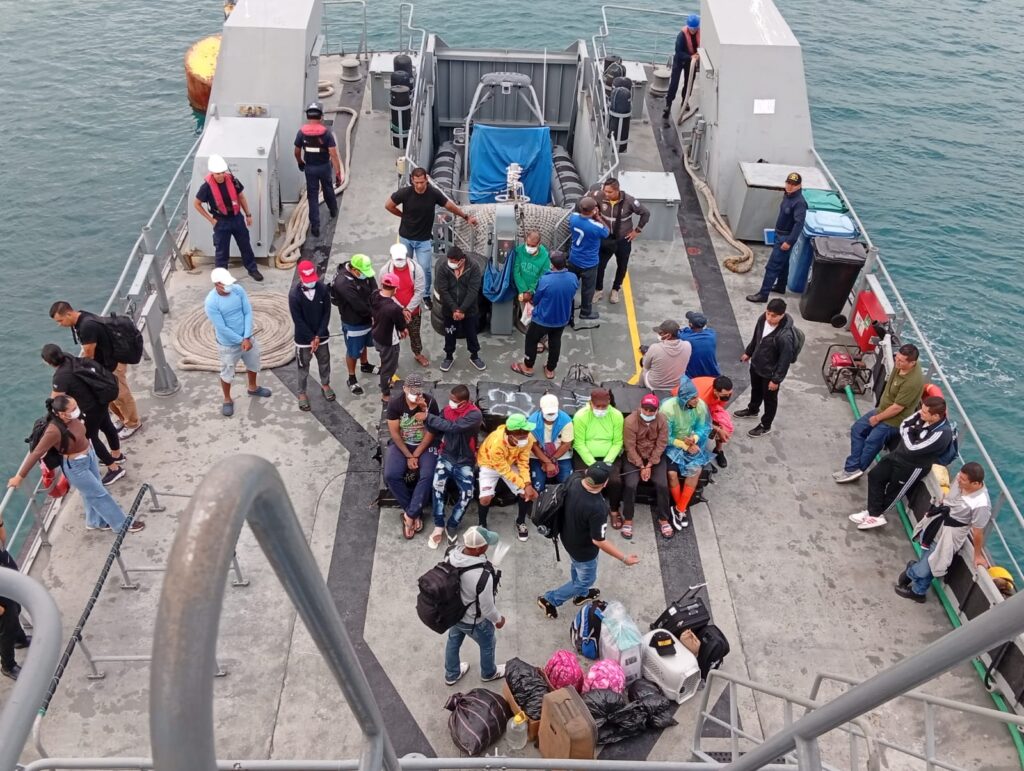 El 25 de junio de 2026, 19 personas fueron transportadas a bordo de la lancha guardacostas Isla Isabela, de la Armada del Ecuador, desde los calabozos de la isla San Cristóbal hacia la isla de Baltra, para luego ser trasladados por la Fuerza Aérea Ecuatoriana (FAE) hacia un centro de reclusión en el continente, donde permanecen mientras son procesados por la justicia bajo sospecha de narcotráfico y tráfico de combustible. Fotos: Armada del Ecuador