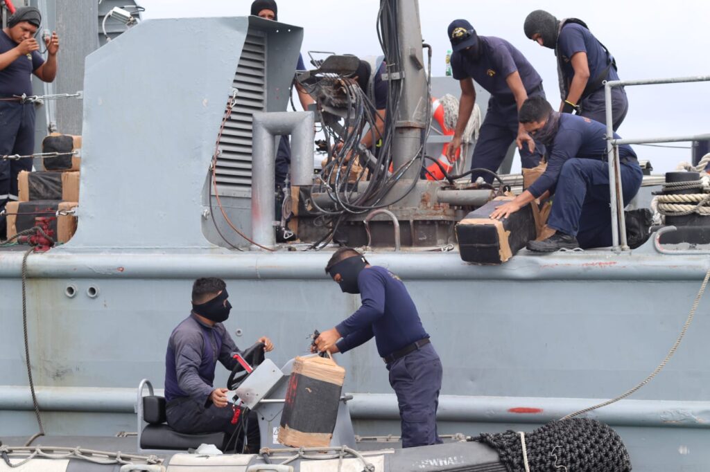 En noviembre de 2023, se produjo la captura de un semisumergible por parte de la Armada de Ecuador, a 150 millas al sur de las islas Galápagos, en el que se hallaron aproximadamente 5 toneladas de droga. Foto: Armada del Ecuador