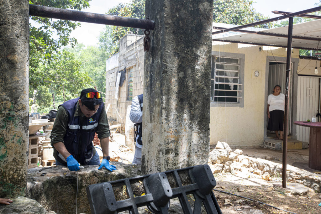 En comunidades de Yucatán, los pozos domésticos permiten acceder al agua subterránea para distintas actividades cotidianas. Conocer su calidad es fundamental para proteger la salud de las familias y garantizar el acceso a agua segura. Créditos: Greenpeace México / Sara Escobar 
