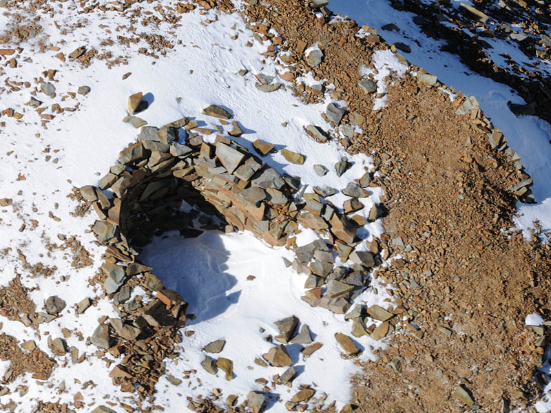 Adoratorio inca en el cerro El Plomo, lugar donde se llevó la ceremonia previa a la sepultura del niño. Créditos: Fotografías de Cristián Becker, curador de Arqueología del Museo Nacional de Historia Natural.
