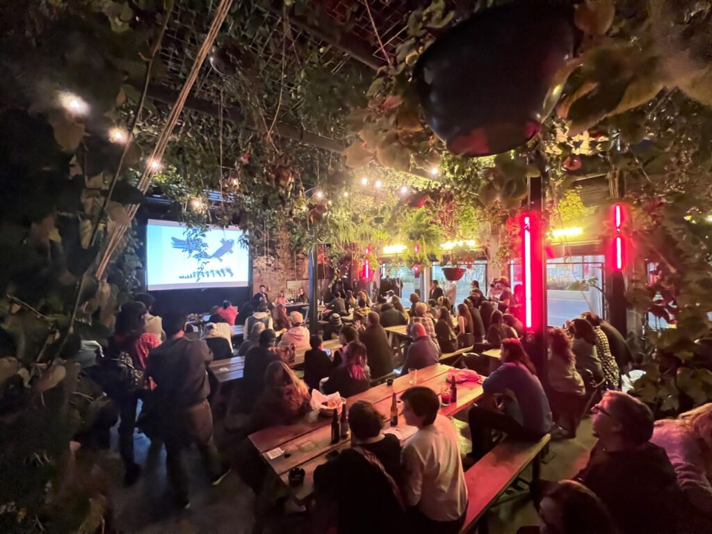 Los cafés científicos convierten bares y espacios culturales en puntos de encuentro entre especialistas y público general, donde las preguntas y el intercambio de ideas son tan importantes como las charlas. Cortesía: Sociedad de Científicos Anónimos