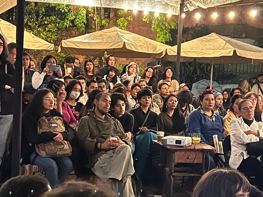 La informalidad es parte del formato, pero no una renuncia al rigor científico. En los encuentros de Científicos Anónimos, las personas asistentes pueden plantear dudas, compartir experiencias y discutir los temas con especialistas. Cortesía: Sociedad de Científicos Anónimos