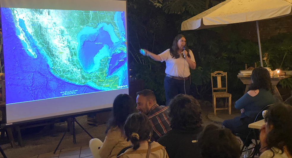 Una charla sobre ciencia puede comenzar con una bebida y terminar en un debate sobre el cerebro, los hongos o el universo. Los cafés científicos buscan incorporar el conocimiento a las conversaciones cotidianas. Cortesía: Sociedad de Científicos Anónimos