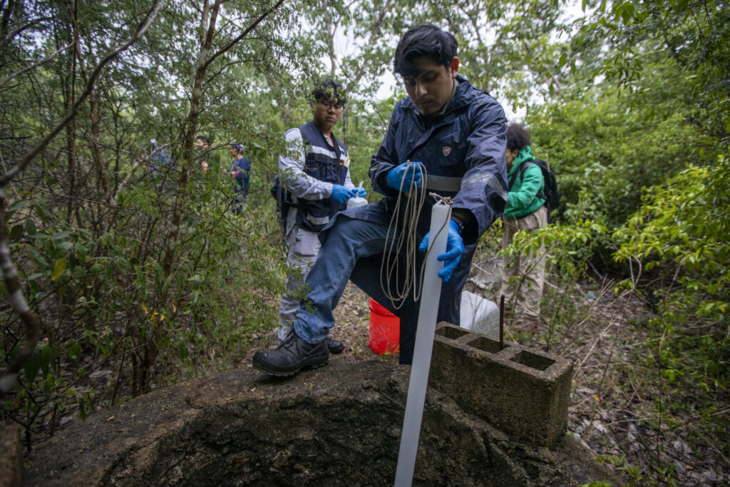 Algunas familias han limitado el uso del agua de sus pozos ante la preocupación por su calidad. Sin análisis que lo confirmen, sin embargo, no es posible determinar si un pozo está contaminado ni identificar el origen de los posibles contaminantes. Créditos: Greenpeace México / Sara Escobar