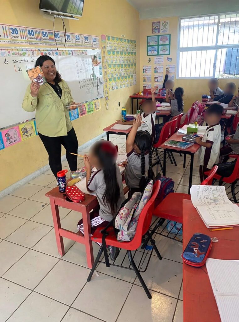 Isabel Serrano Mac-Gregor obsequiando el cuento de Kaab en una escuela primaria de Calakmul. Foto: cortesía Saúl González
