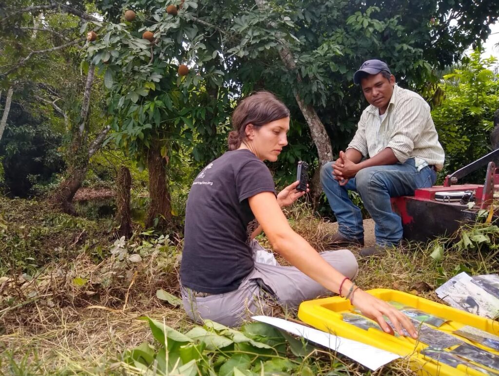 Montserrat Franquesa Soler haciendo trabajo de campo. Foto: cortesía Fernando Ocampo Saure