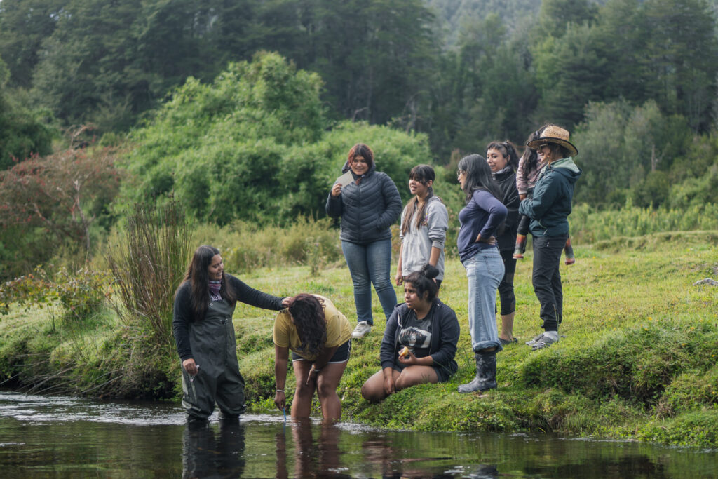El Monitoreo Biocultural Comunitario contrasta información científica con conocimientos locales sobre el territorio Créditos: Graciela Escorza| Red de Mujeres Originarias por la Defensa del Mar