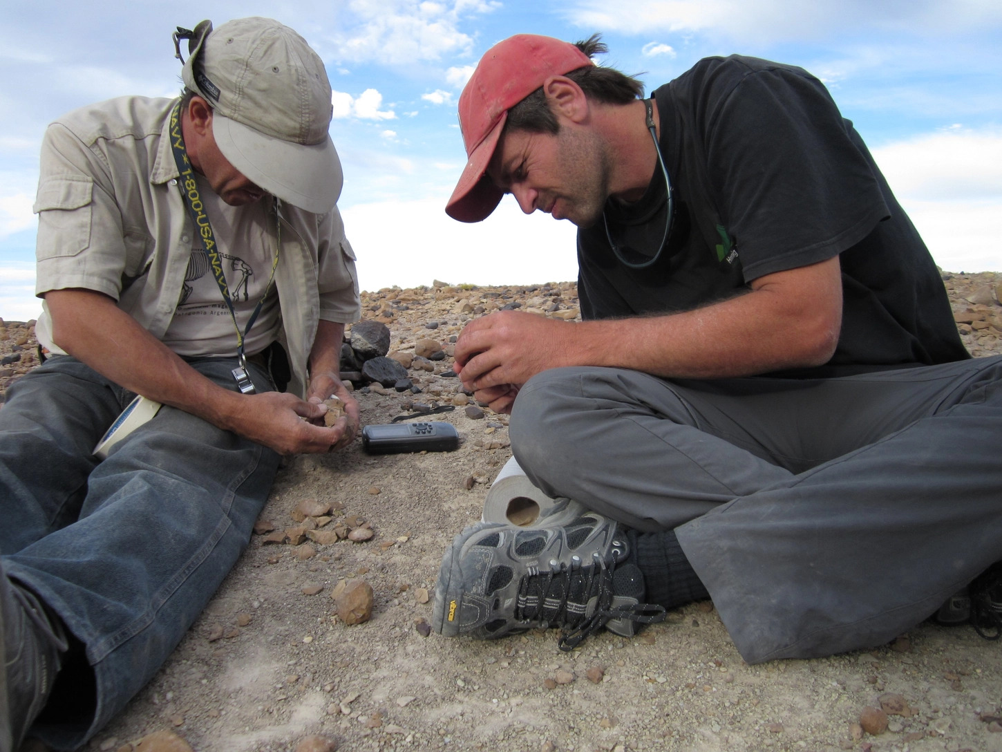 El paleontólogo Diego Pol y equipo realizando trabajo de campo en la Patagonia argentina. Créditos: Diego Pol