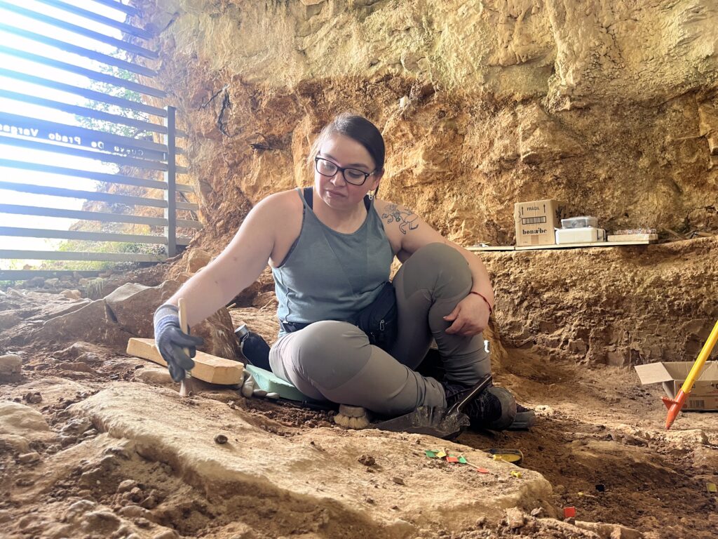 Excavaciones en cueva Prado Vargas, España. Créditos: Evelyn Sepulveda.