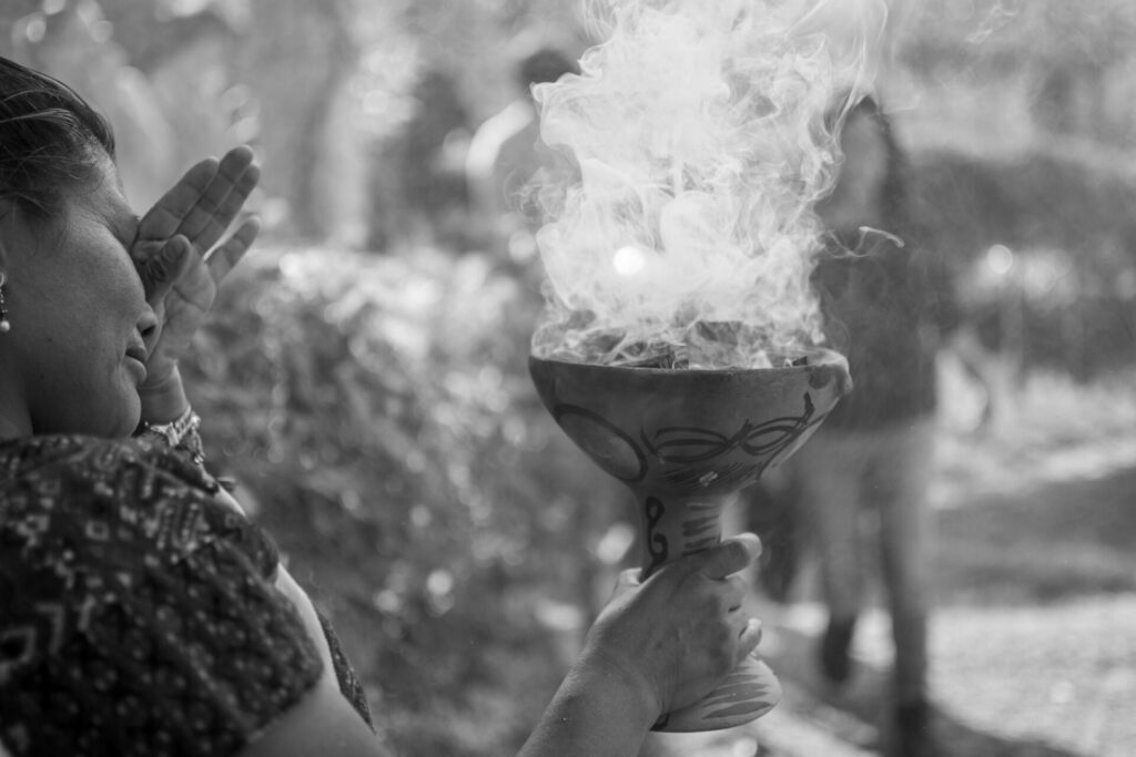 El copal, una resina aromática utilizada desde tiempos prehispánicos, desprende un humo que forma parte de los rituales de bienvenida a las ánimas. Créditos: Georgina Isabel Leal Gómez