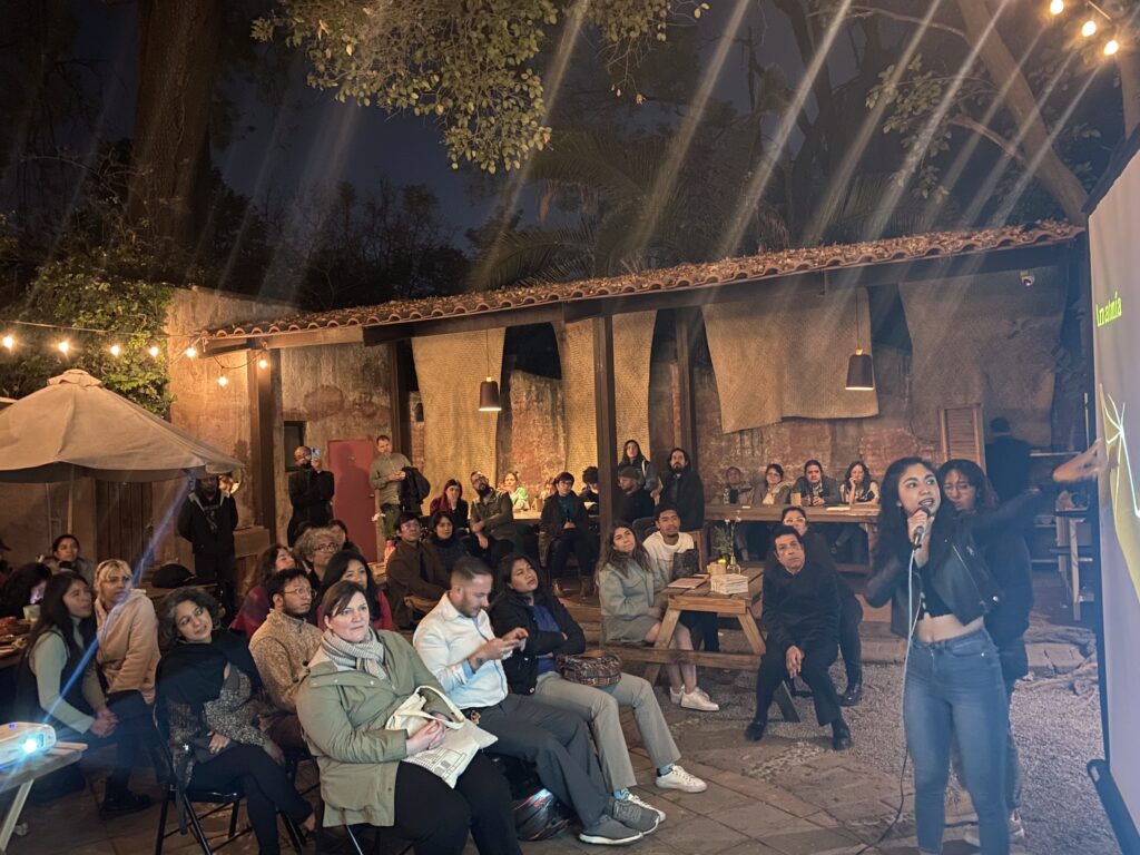 las charlas abren la conversación, pero el público también construye el diálogo. La iniciativa apuesta por espacios accesibles donde preguntar y discutir forman parte de la experiencia científica. Cortesía: Sociedad de Científicos Anónimos