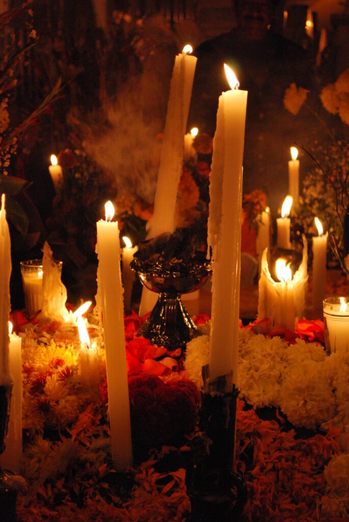 Flores, semillas, frutos, hierbas y resinas convierten a la naturaleza en protagonista de las ofrendas de Día de Muertos, donde cada elemento representa una forma de recordar y mantener el vínculo con quienes han partido. Créditos: JMndz (Wikimedia Commons)