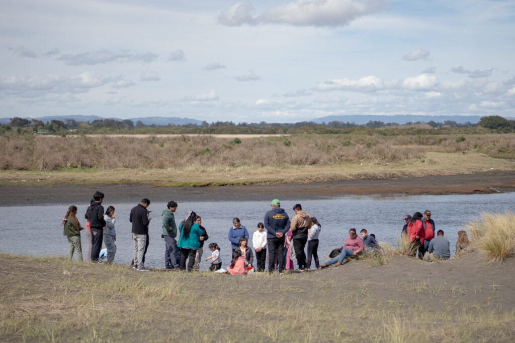 Monitoreo Biocultural Comunitario involucra a todas. las personas de las comunicades en investigar el estado de salud de los ecosistemas de habitan Créditos: Graciela Escorza| Red de Mujeres Originarias por la Defensa del Mar