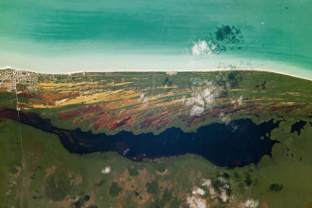 El suelo kárstico de Yucatán se caracteriza por la presencia de roca caliza, grietas y cavidades por las que el agua puede infiltrarse y circular bajo tierra. Estas características hacen que el acuífero sea vulnerable a determinados contaminantes que llegan desde la superficie. Créditos: NASA