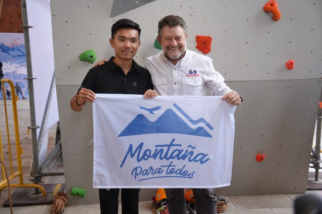 Nima Rinji Sherpa junto al Gobernador de Santiago, Claudio Orrego, en la VII Semana de la Montaña en Chile. Créditos: Gobierno Regional