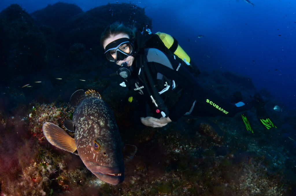 Alexandra Cousteau, buceando en Cala Galiota, Parque Nacional de Cabrera, islas Baleares, España. Actos para apoyar la ampliación del Parque de Cabrera. Octubre 2013.