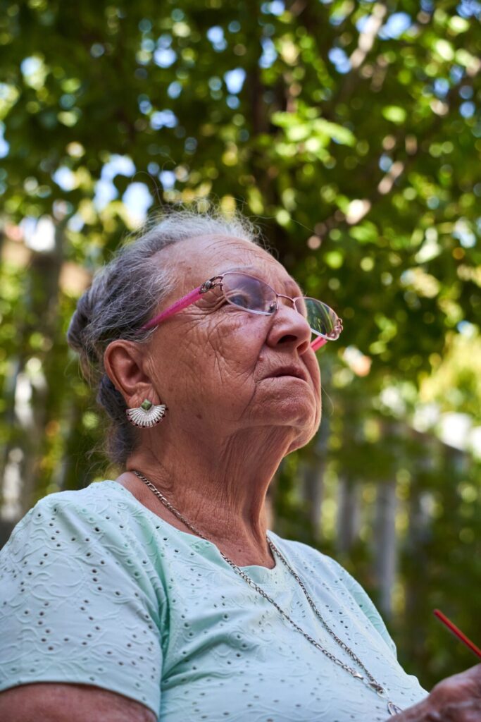 Mujer adulta mayor. Créditos: Mike Art, vía Pexels.