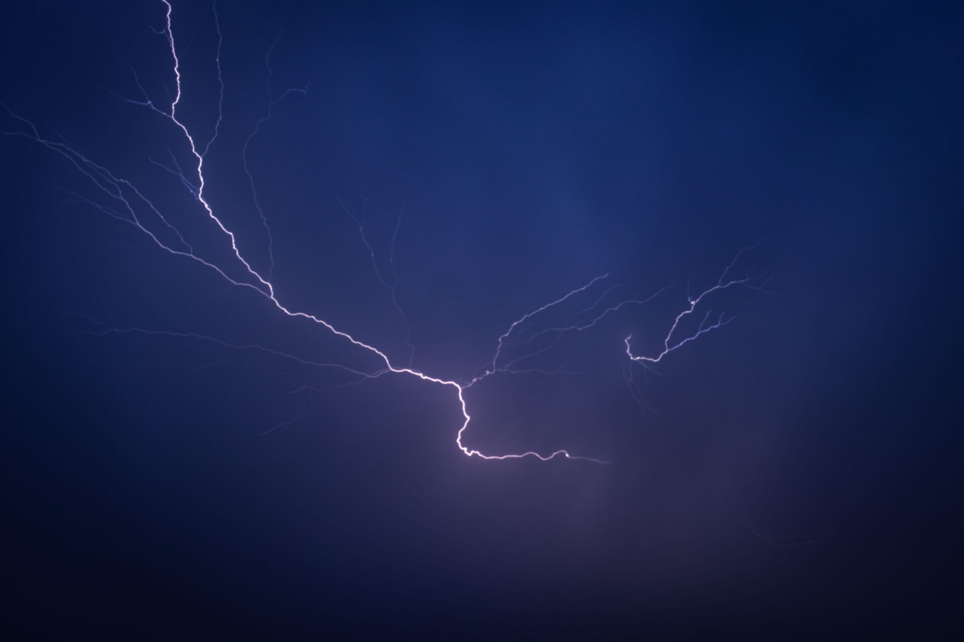 Tormentas eléctricas podrían continuar durante los próximos días en Chile: ¿cómo actuar frente a truenos, rayos y relámpagos?