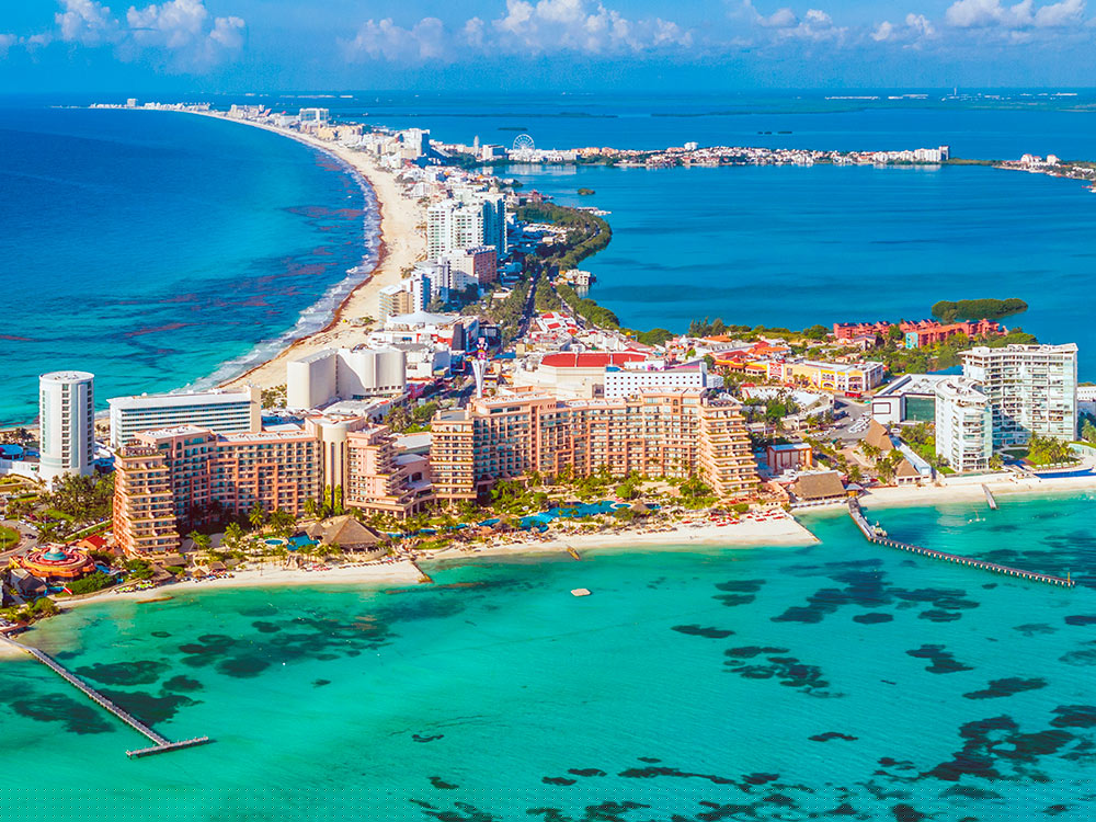 El contraste es evidente, esta es la zona hotelera de Cancún. Foto: Secretaría de Turismo de Quintana Roo.