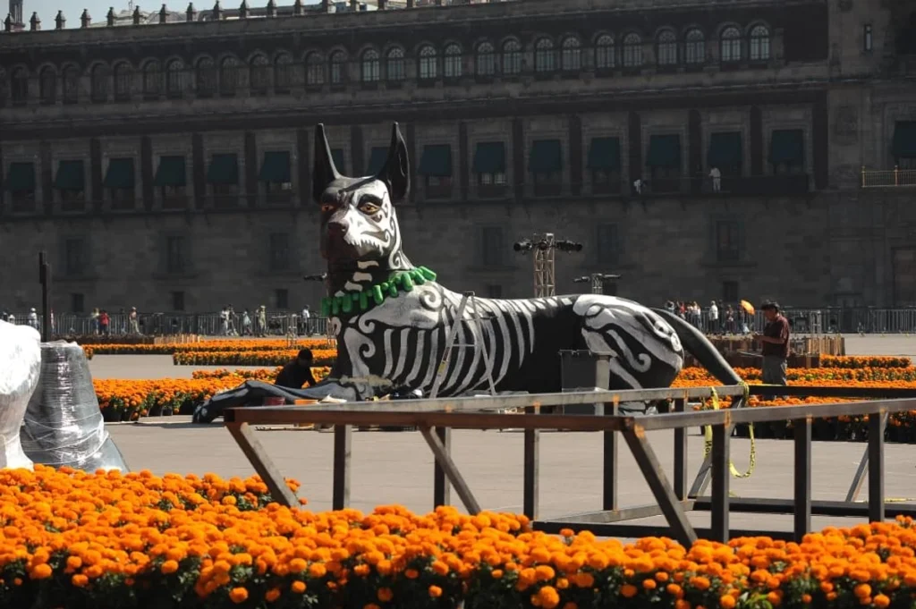 En la cosmovisión mexica, el xoloitzcuintle acompaña a las almas en su recorrido por el inframundo y las ayuda a cruzar el río Apanohuaya. Créditos: Secretaría de Cultura de la Ciudad de México