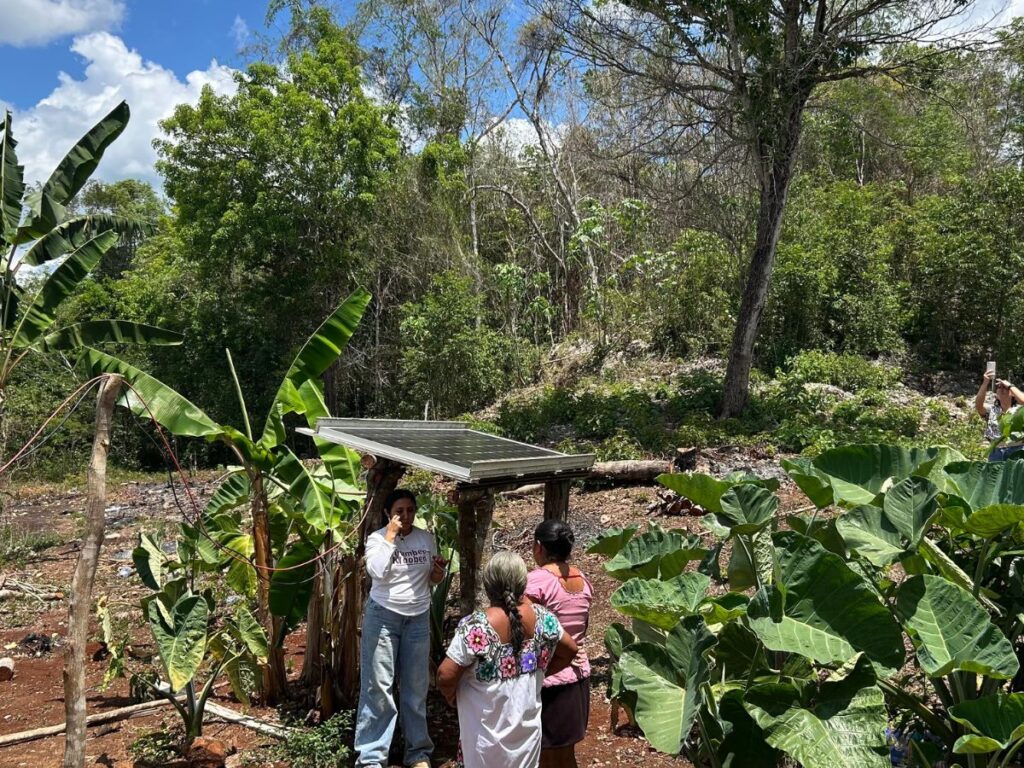 En Felipe Carrillo Puerto las mujeres aprenden sobre instalación de paneles solares. Foto: Fátima V.